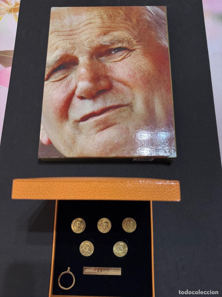 Antig&uuml;edades: Juan Pablo II, historia de un pontificado con sus medallas de oro de 22K para colgar