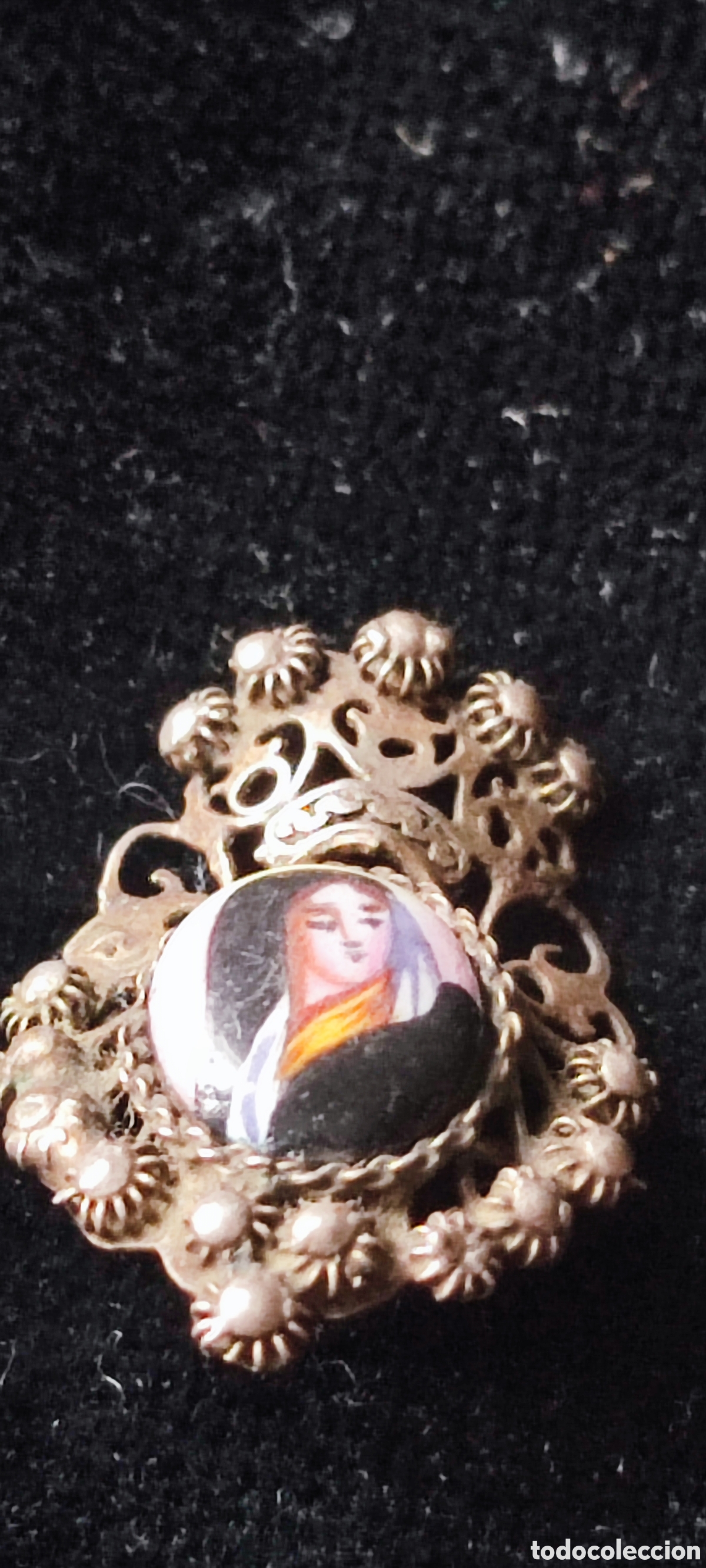 Antig&uuml;edades: Antigua insignia-pin del siglo XIX de plata y esmalte de la Virgen Maria