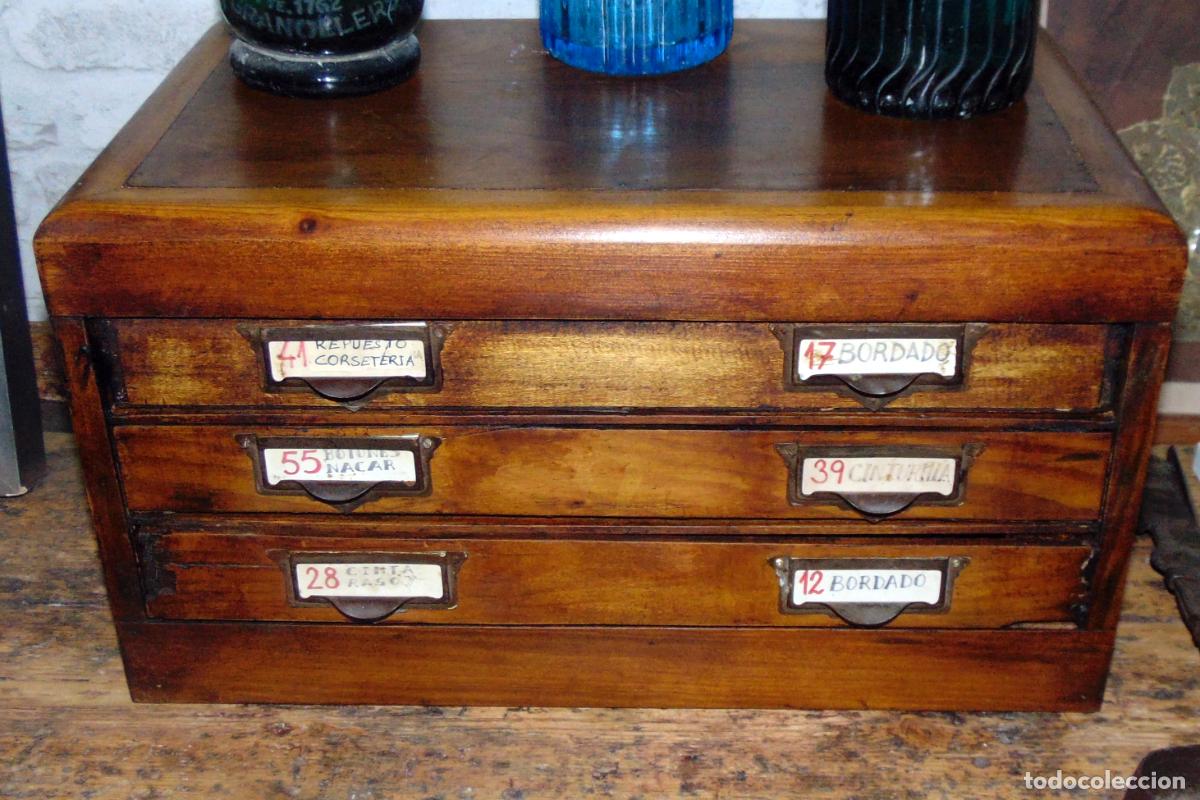 Antig&uuml;edades: ANTIGUA CAJA DE HILOS , MERCERIA .RESTAURADA 45 X 27 ALTURA 26