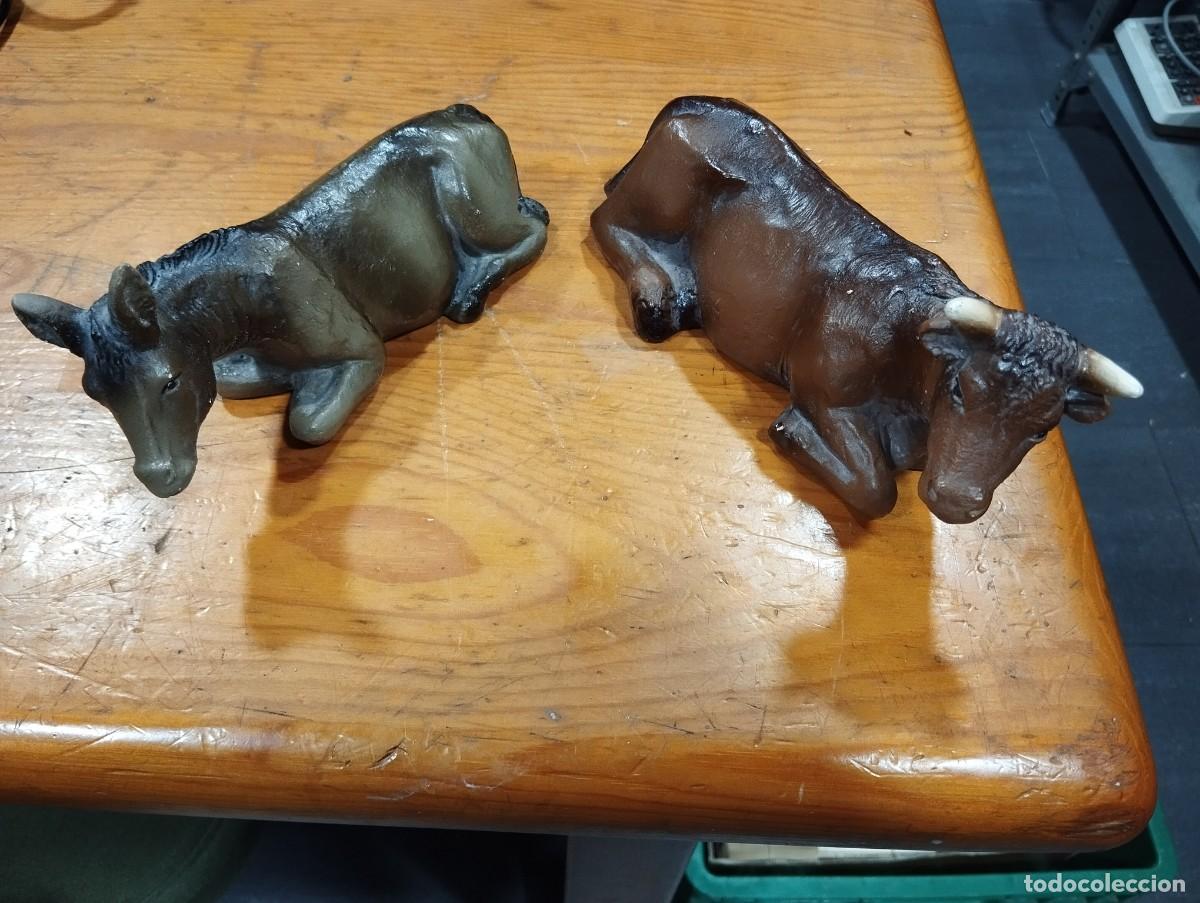 Antig&uuml;edades: DOS FIGURAS DE BEL&Eacute;N: BUEY Y MULA. EN ESTUCO. EN BASE ETIQUETA &rdquo;CODINA&rdquo;.