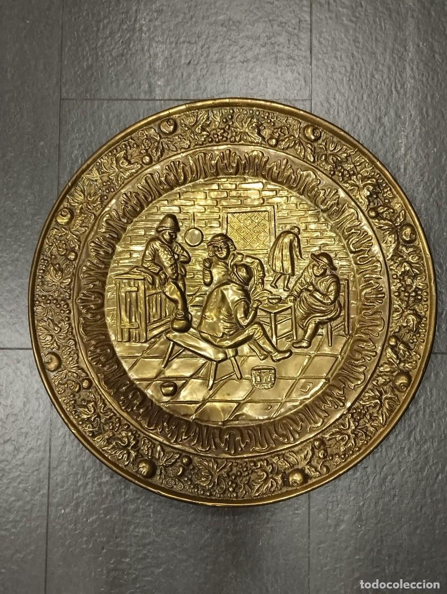 Antig&uuml;edades: PLATO EN RELIEVE DE LAT&Oacute;N PARA COLGAR. ESCENA DE PERSONAS EN TABERNA.