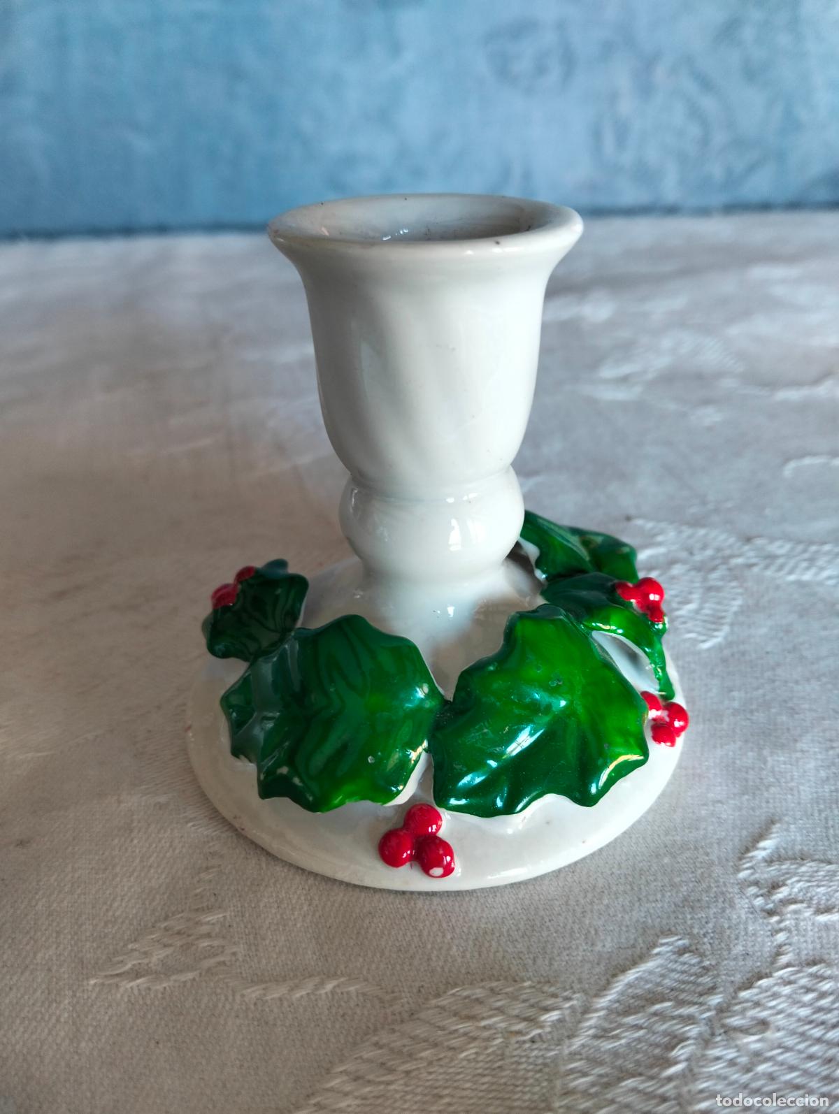 Antig&uuml;edades: Porta velas palmatoria, candelabro de porcelana blanca de Navidad con hojas de boj a&ntilde;os 60-70