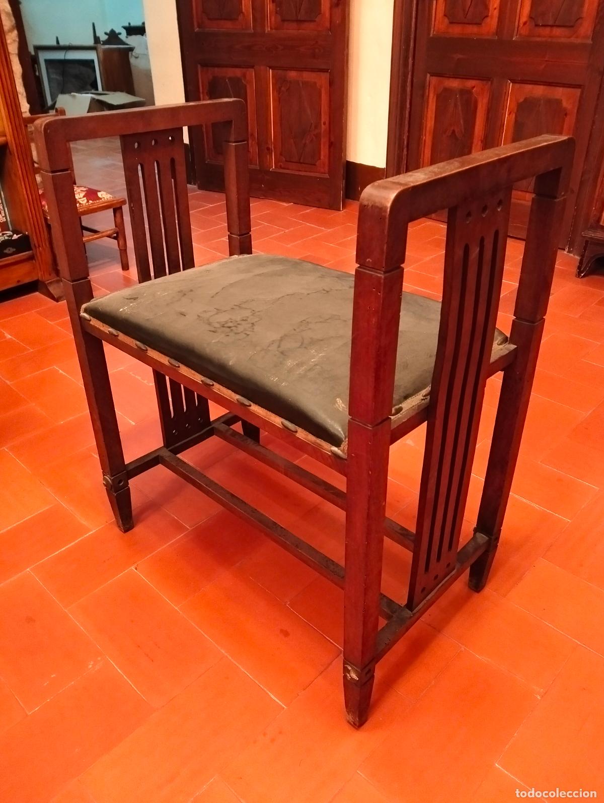 Antig&uuml;edades: Banqueta taburete o silla de entrada de madera tallada con tapizado y tachuelas de los a&ntilde;os 20-30