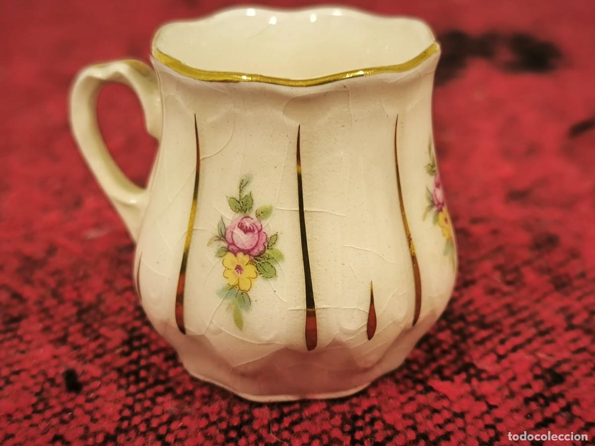 Antig&uuml;edades: Antigua Jarra De Porcelana Decorada Con Motivos Florales Y Ribete Dorado