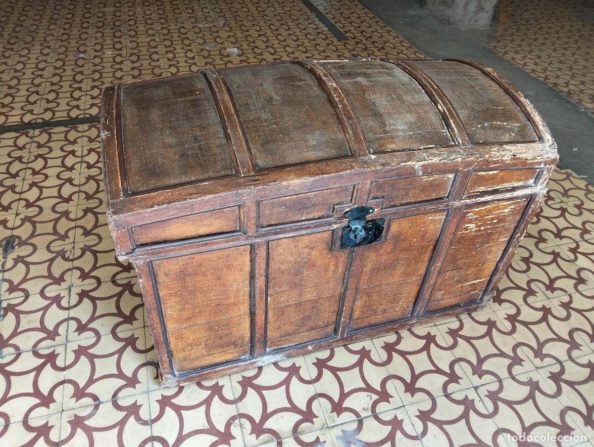 Antig&uuml;edades: Antiguo ba&uacute;l de madera tallada con herrajes de hierro forjado de convento de gran tama&ntilde;o S.XIX-XVIII