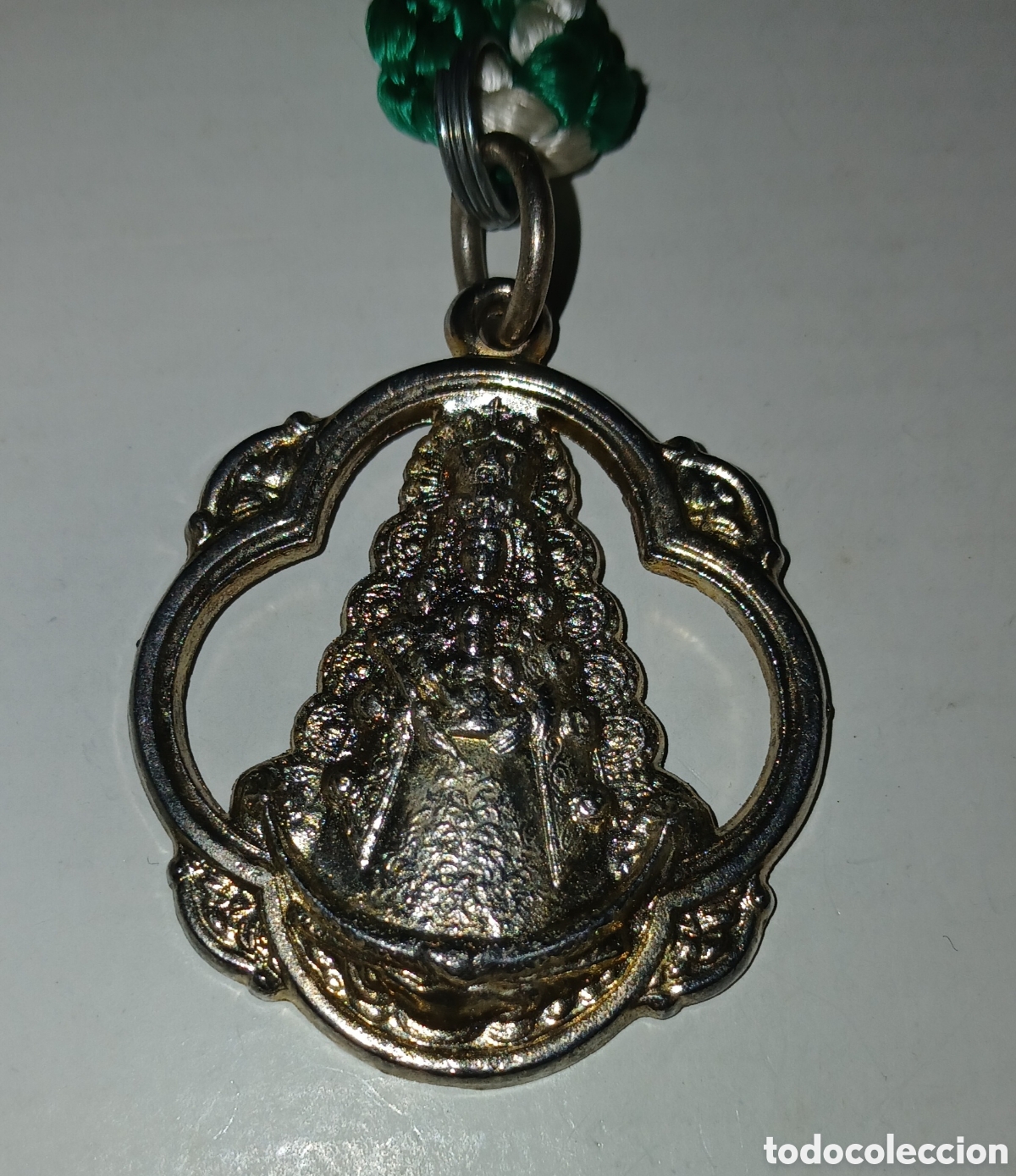 Antig&uuml;edades: MEDALLA ROCIERA DE LA VIRGEN DEL ROCIO PATRONA DE ALMONTE CON CORDON.