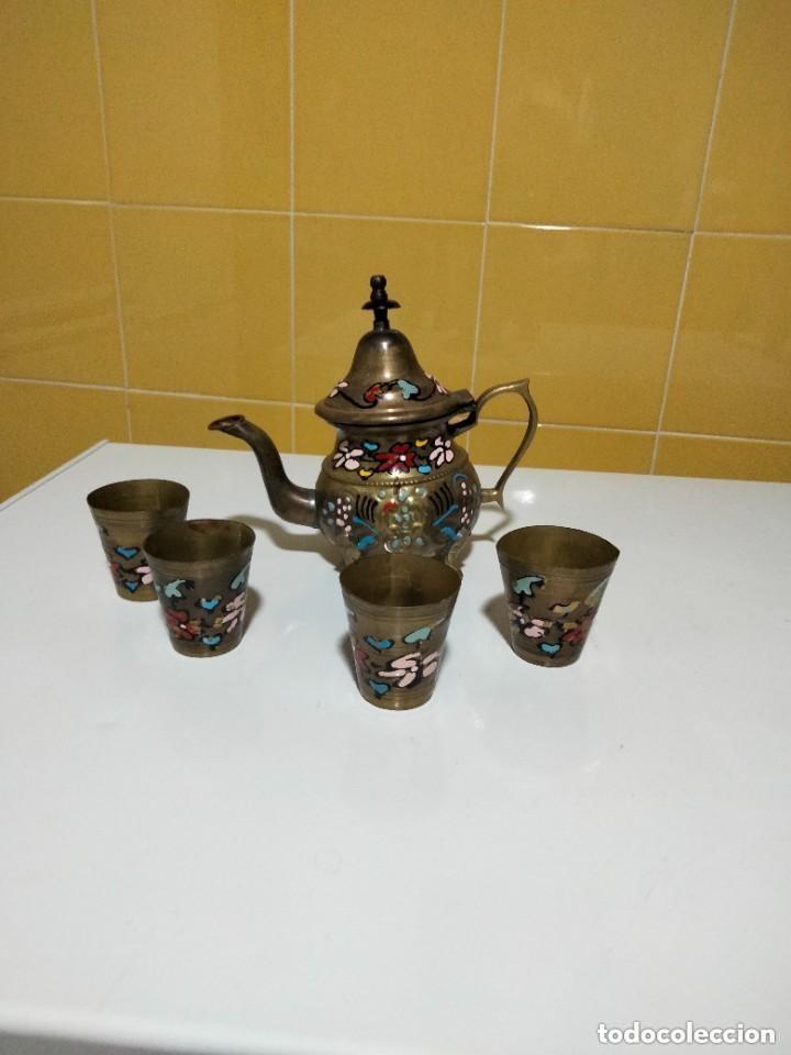 Oggetti Antichi: tetera de bronce con cuatro vasos