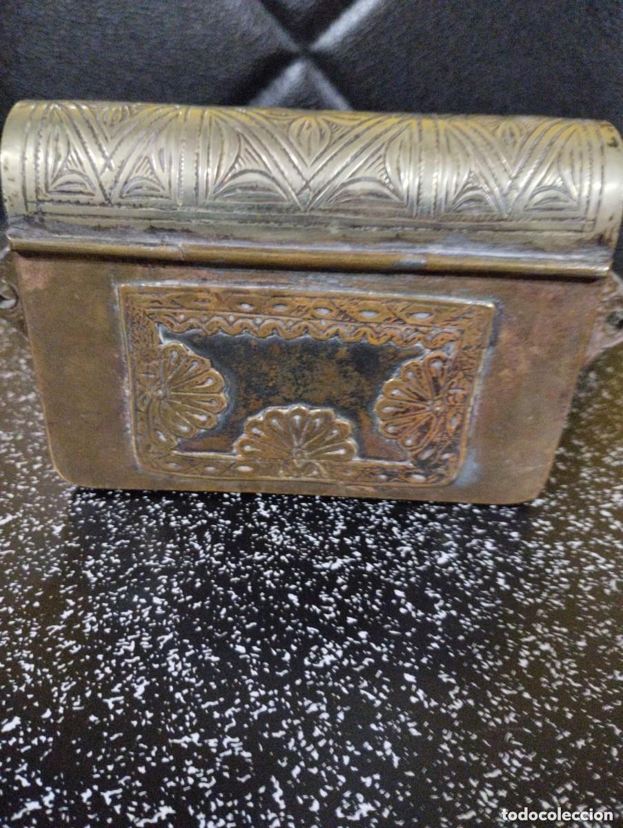 Antiquit&eacute;s: muy antiguo bolso arabe de laton y bronce cincelado a mano