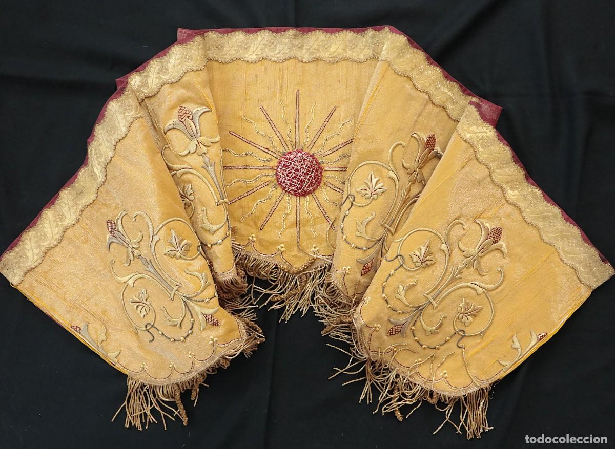 Antig&uuml;edades: Frente de altar confeccionado en tis&uacute; y bordados de hilo de oro. Hacia 1900. Mide 165 x 45 cm.