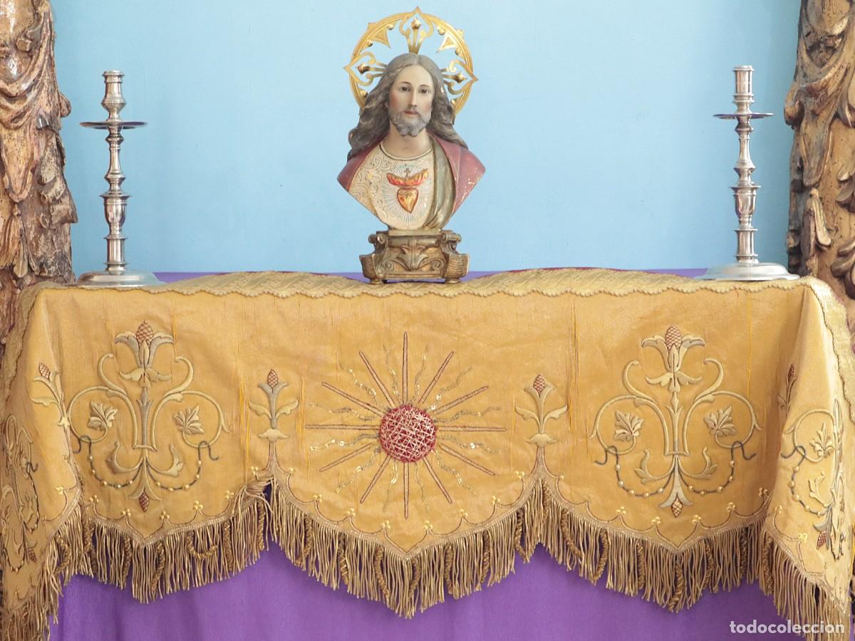 Antig&uuml;edades: Frente de altar confeccionado en tis&uacute; y bordados de hilo de oro. Hacia 1900. Mide 165 x 45 cm.