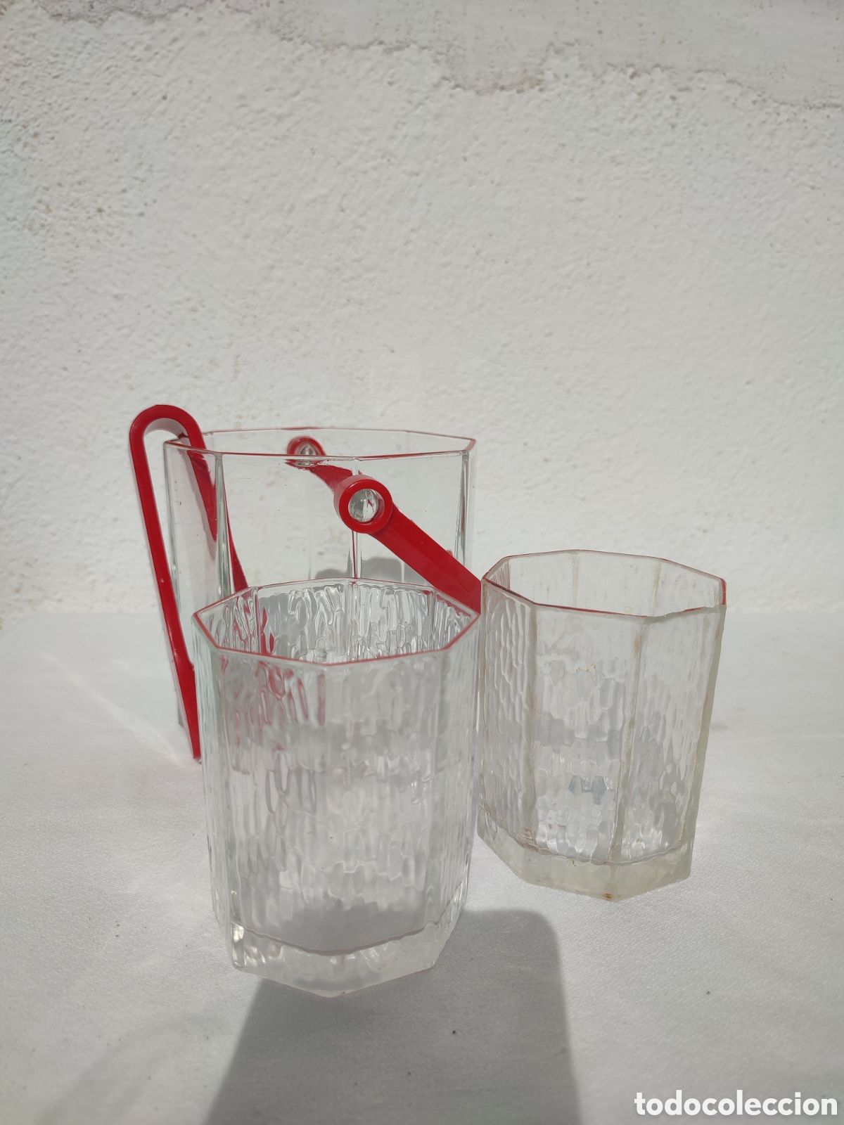 Antig&uuml;edades: Cubitera vintage con 2 vasos filo rojo