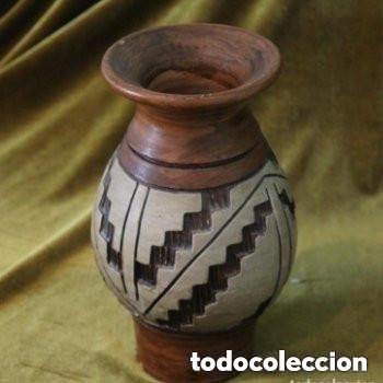 Antig&uuml;edades: Jarr&oacute;n de barro cocido con decoraci&oacute;n geom&eacute;trica.