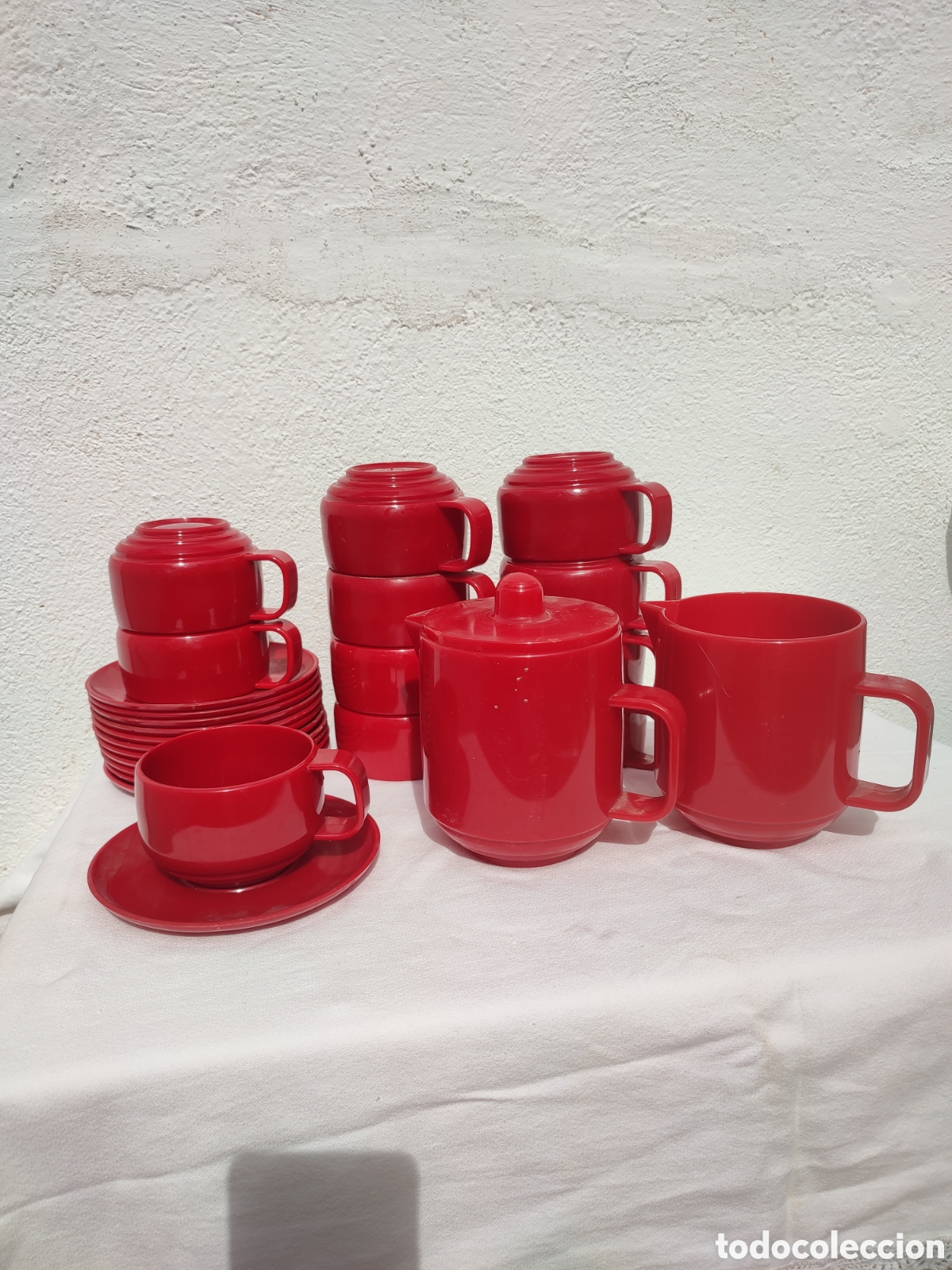 Antig&uuml;edades: Conjunto 2 jarra y 9 tazas pl&aacute;stico rojo vintage