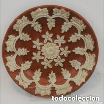 Antig&uuml;edades: Plato de barro cocido bellamente ornamentado con motivos florales.