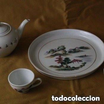 Antig&uuml;edades: Conjunto de porcelana china, Tetera, plato y dos tacitas.