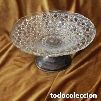 Antig&uuml;edades: Centro de mesa de cristal tallado. Peana de metal plateado. Buen estado de conservaci&oacute;n.