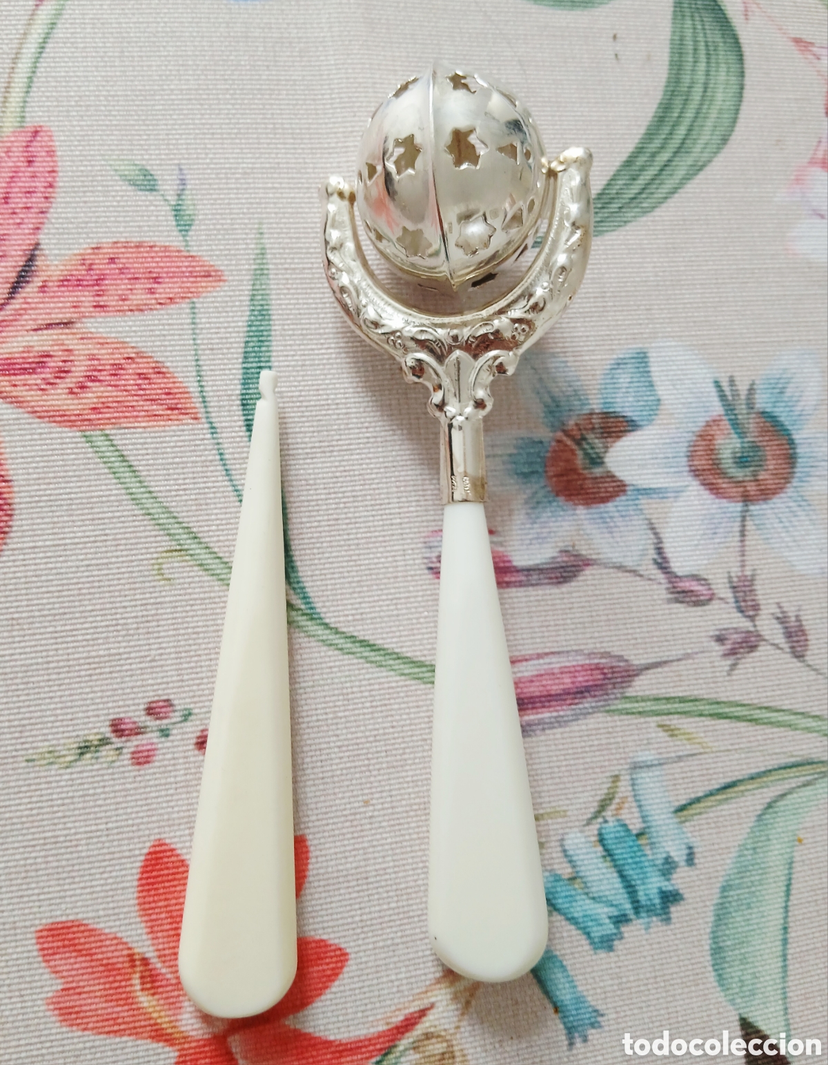 Antig&uuml;edades: Antiguo Sonajero de Plata de Ley y Baquelita/Marfilina - Estrellas Caladas - 24g