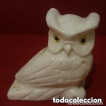 Antig&uuml;edades: Preciosa figura de alabastro representando a un b&uacute;ho, ojos de vidrio de color amarillo.