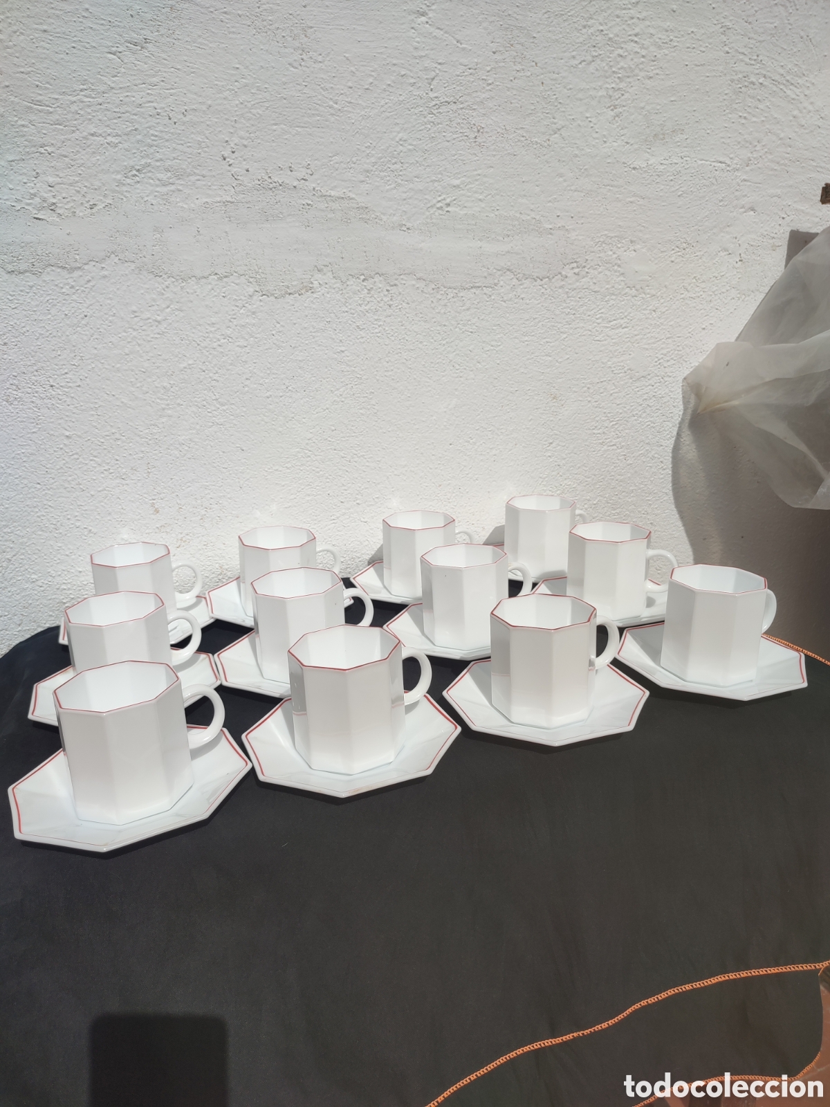 Antig&uuml;edades: Set de 12 tazas y platos de caf&eacute; con leche