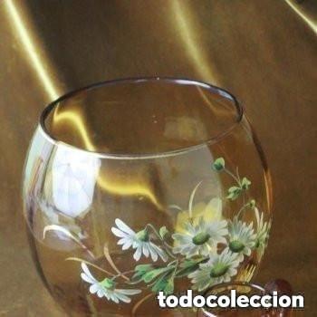 Antiquit&eacute;s: Bol o ponchera de cristal ambarino, decoraci&oacute;n floral, con jarrita.
