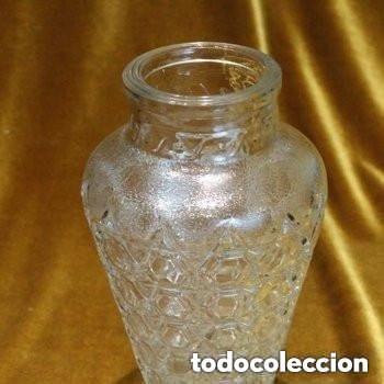 Antig&uuml;edades: Jarr&oacute;n florero de cristal tallado. Buen estado de conservaci&oacute;n.