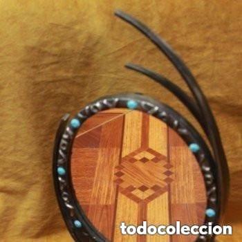 Antiquit&eacute;s: Antiguo espejo de tocador en marco de hierro fundido.