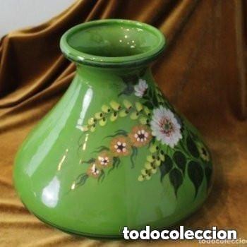 Antig&uuml;edades: Precioso jarr&oacute;n de cer&aacute;mica con decoraci&oacute;n floral sobre fondo de color verde.