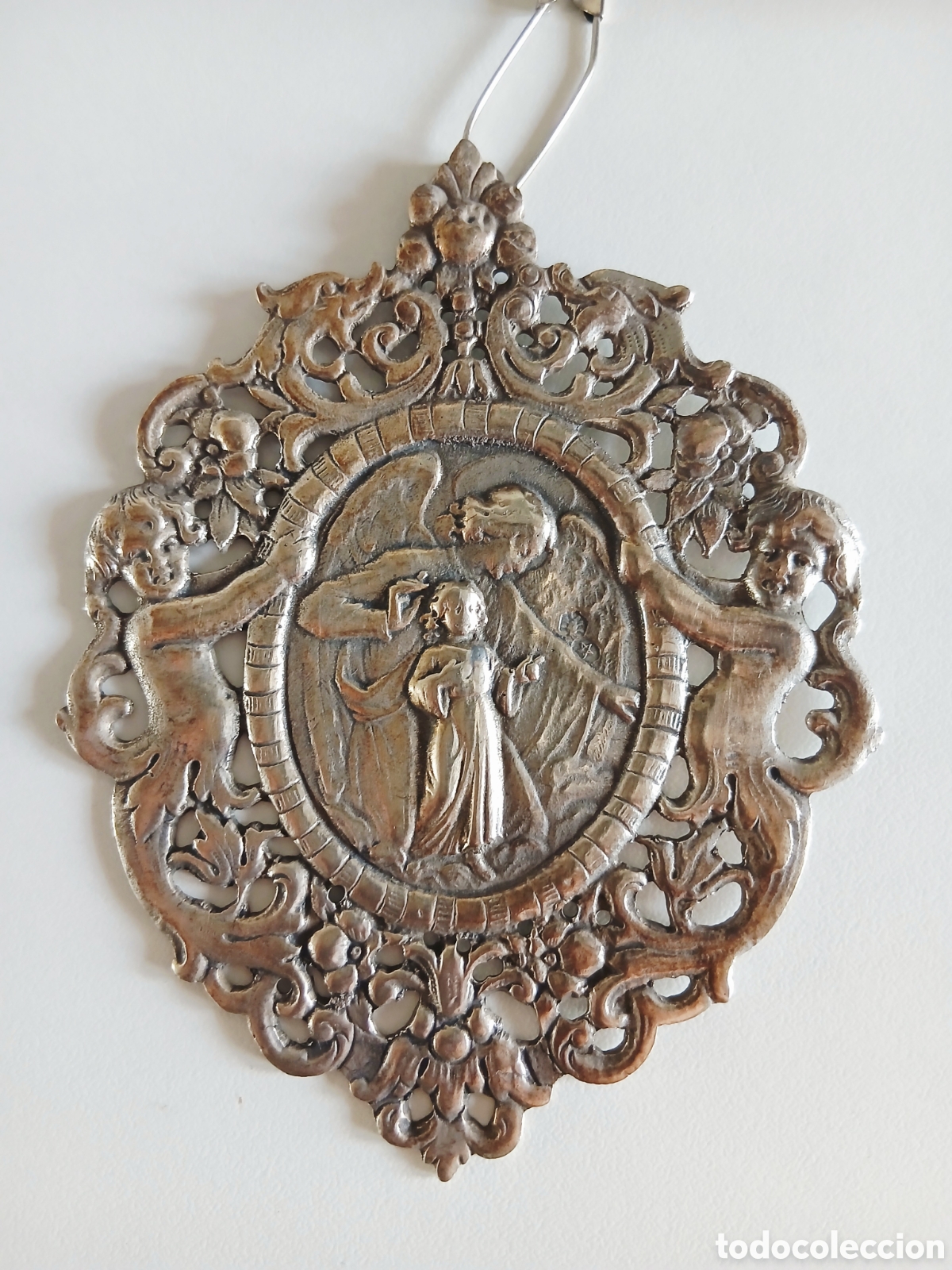 Antig&uuml;edades: ​Antiguo Medall&oacute;n de Cuna - &Aacute;ngel de la Guarda - Plata de Ley Repujada y Calada - 58 gr - S. XX