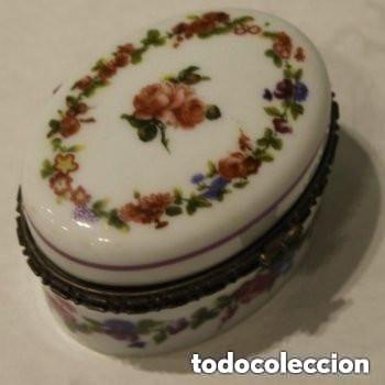 Antig&uuml;edades: Cajita pastillero de porcelana, con bordes de metal dorado,forma ovalada.