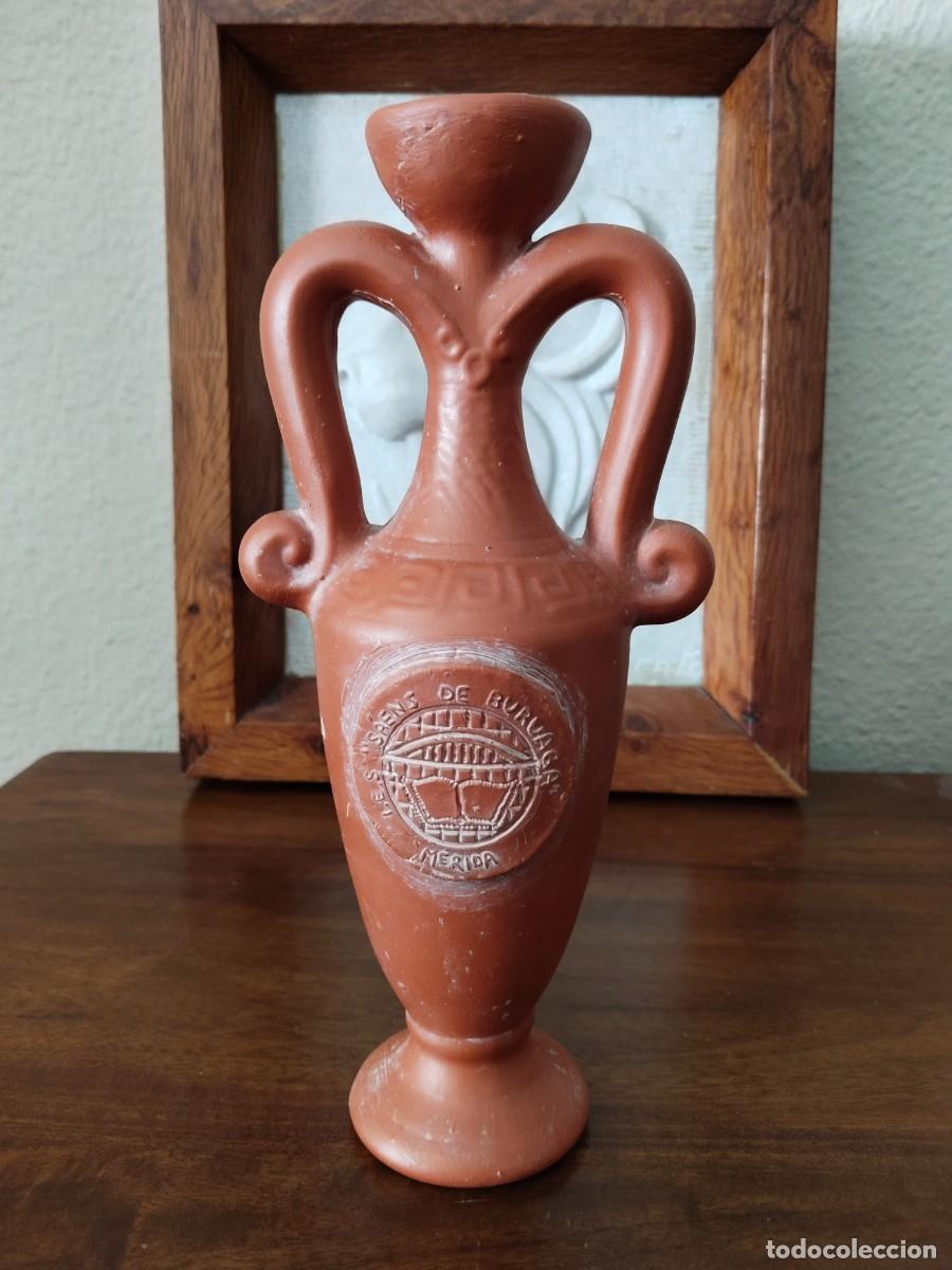 Antiques: &Aacute;nfora Trofeo Romano I. E. S. S&aacute;ez de Buruaga de M&eacute;rida. Terracota M&eacute;rida.
