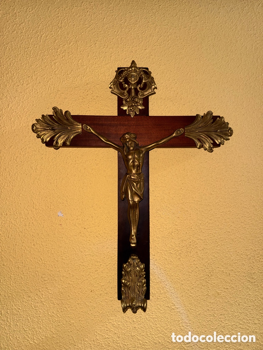 Antig&uuml;edades: Gran Crucifijo de Pared 47x38 cm - Madera de Caoba y Cristo con Remates en Bronce Dorado