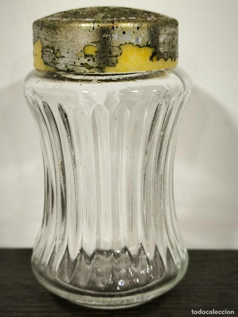 Antig&uuml;edades: Antiguo Salero De Vidrio Tallado Con Tapa Met&aacute;lica &ndash; Pieza Vintage Con Encanto Cl&aacute;sico