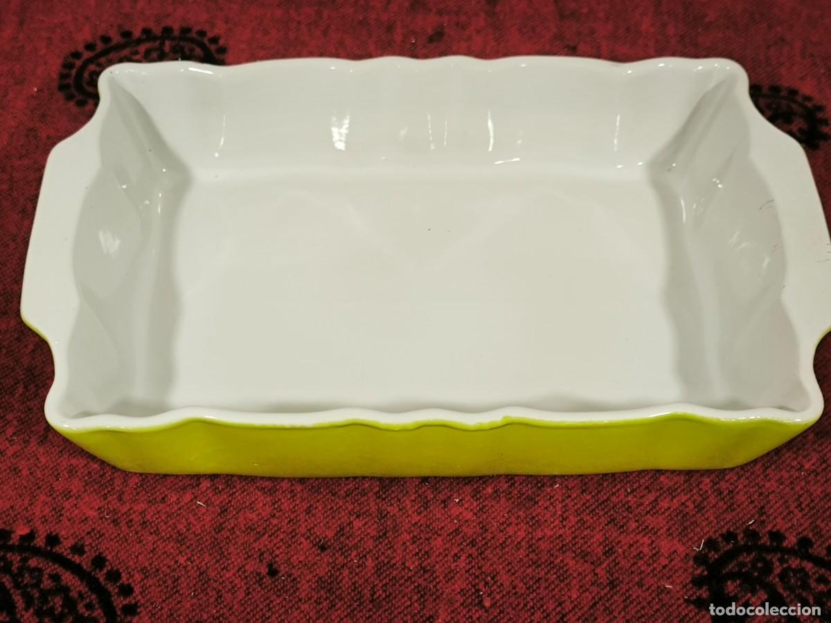 Antig&uuml;edades: Fuente Bandeja De Cer&aacute;mica Bicolor Verde Y Blanco &ndash; Dise&ntilde;o Elegante Con Bordes Ondulados 35 Cm