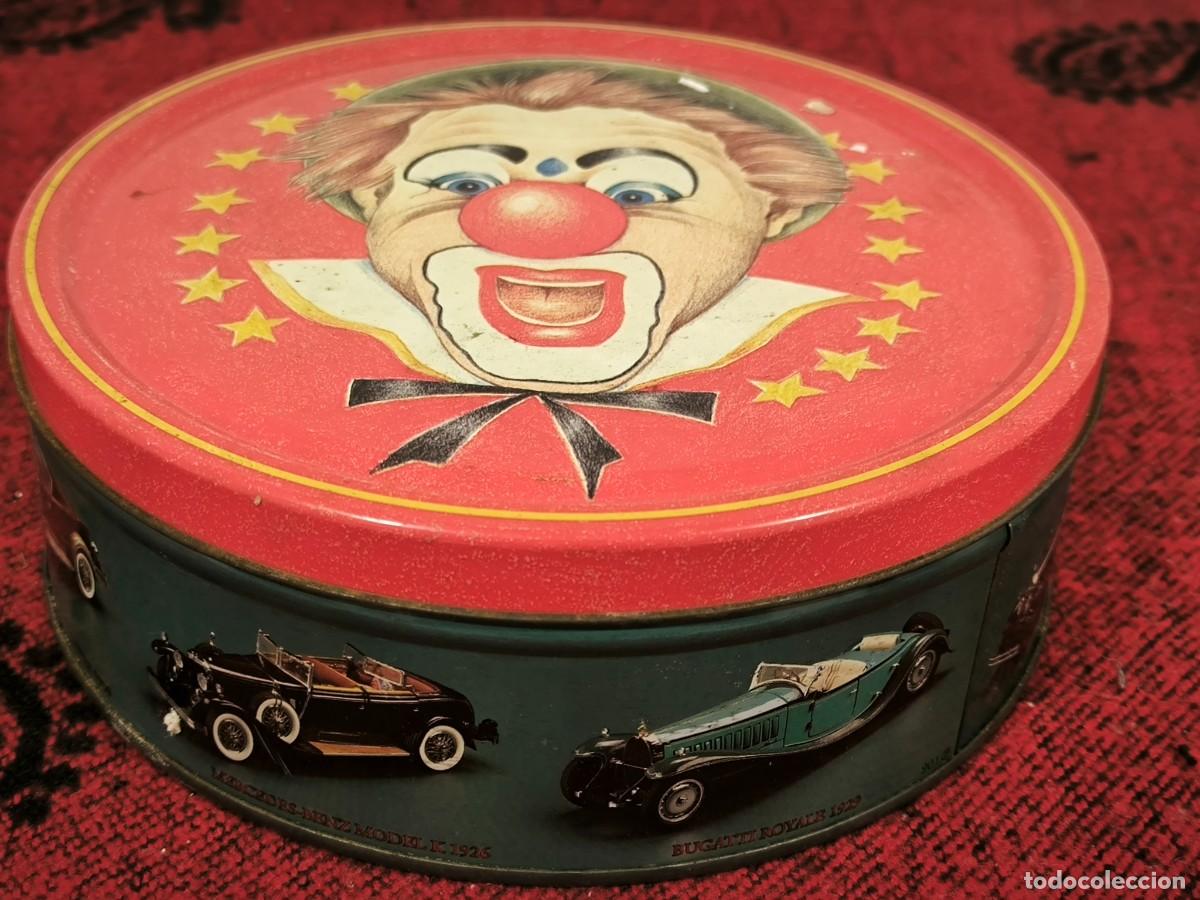 Antiquit&auml;ten: Caja Met&aacute;lica Vintage Con Payaso Y Coches Cl&aacute;sicos &ndash; Estilo Retro 19 Cms