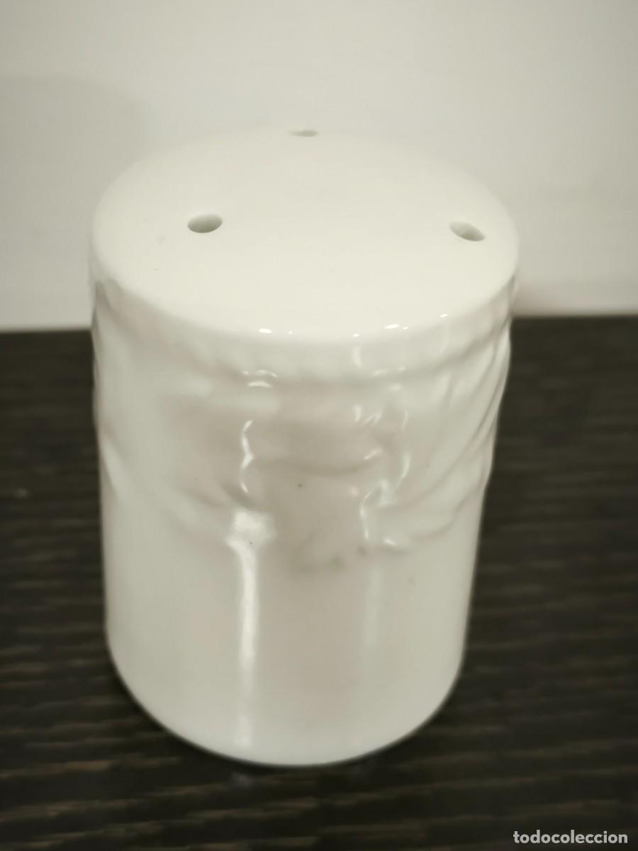 Antiquit&auml;ten: Salero De Cer&aacute;mica Blanca Con Relieve &ndash; Dise&ntilde;o Cl&aacute;sico