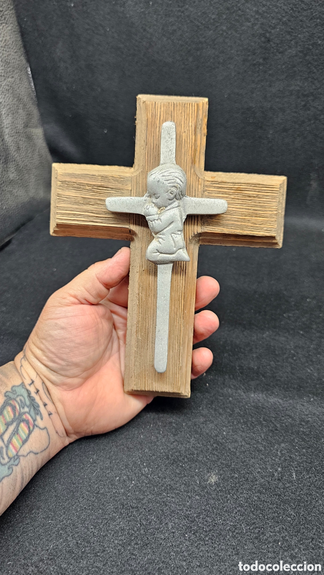 Antig&uuml;edades: Cruz de madera y aluminio fundido