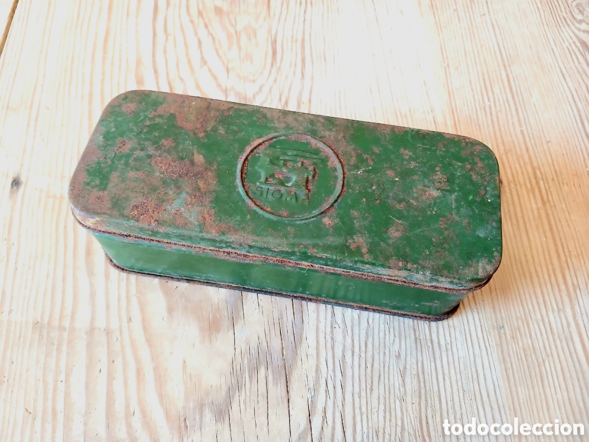 Antig&uuml;edades: Caja met&aacute;lica SIGMA para accesorios de m&aacute;quina de coser