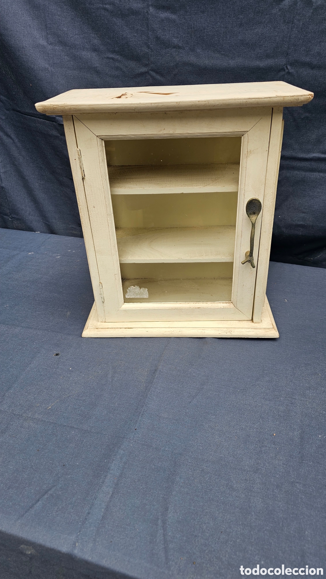 Antig&uuml;edades: Peque&ntilde;o mueble vitrina de madera