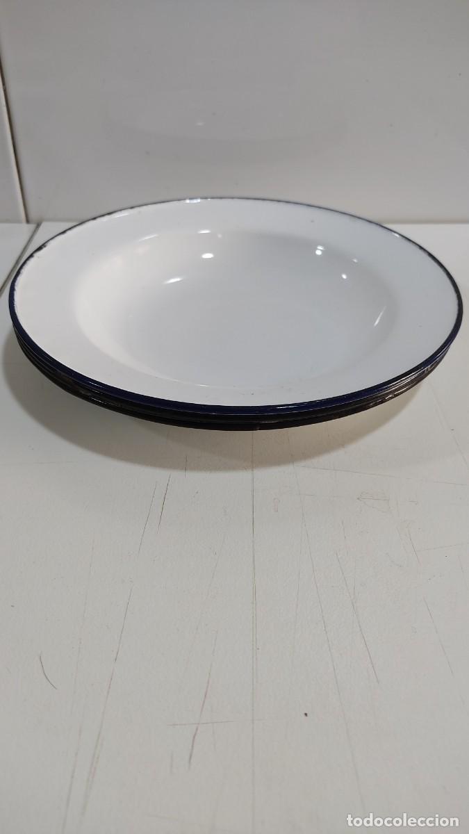Antig&uuml;edades: 1069 CUATRO PLATOS HONDOS DE CHAPA ESMALTADA, A&Ntilde;OS 60, USADOS, ALGUNOS DESCONCHONES