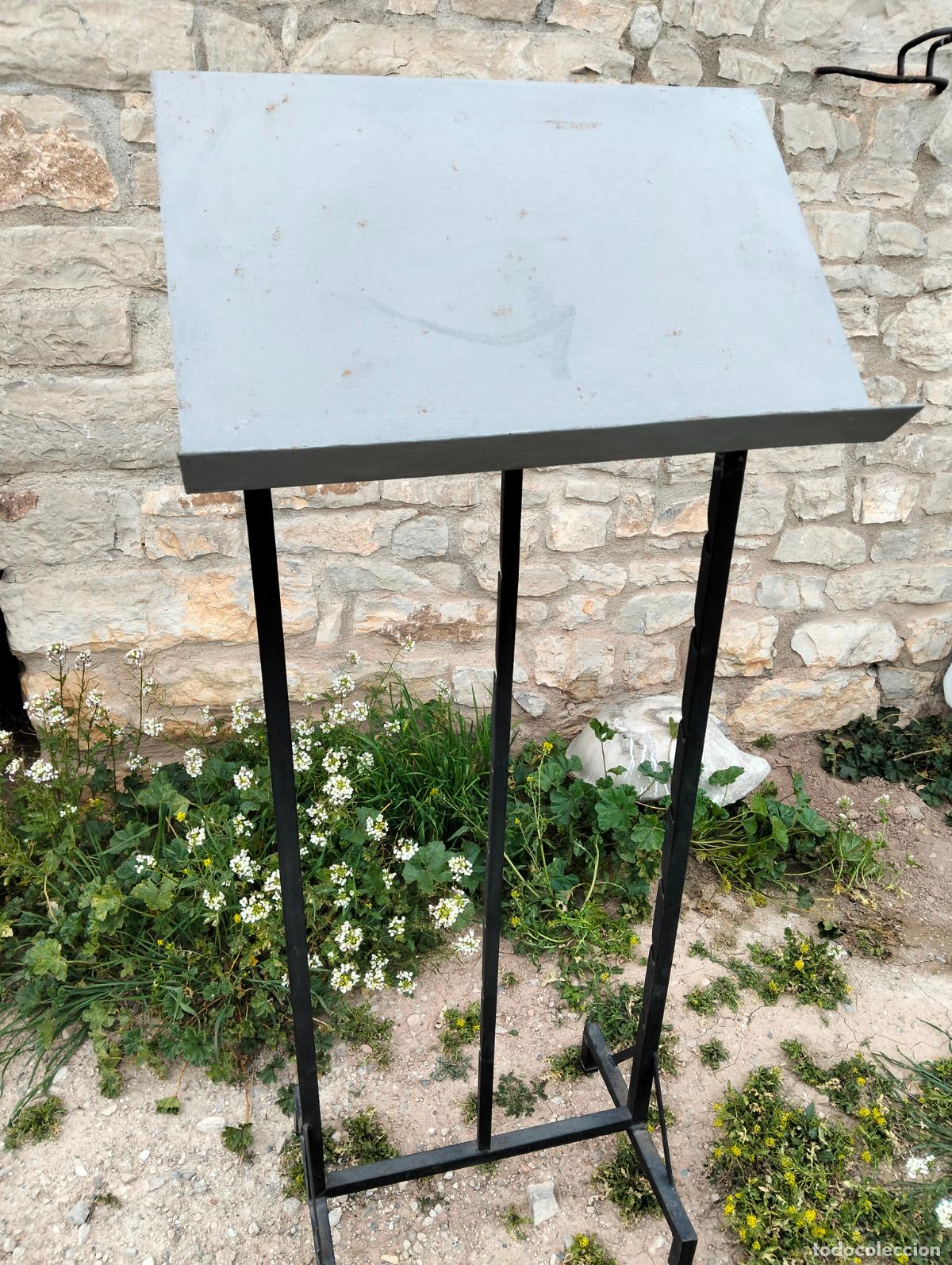 Antig&uuml;edades: Antiguo atril inclinado de iglesia para libro o papeles faristol de hierro pintado negro a&ntilde;os 60