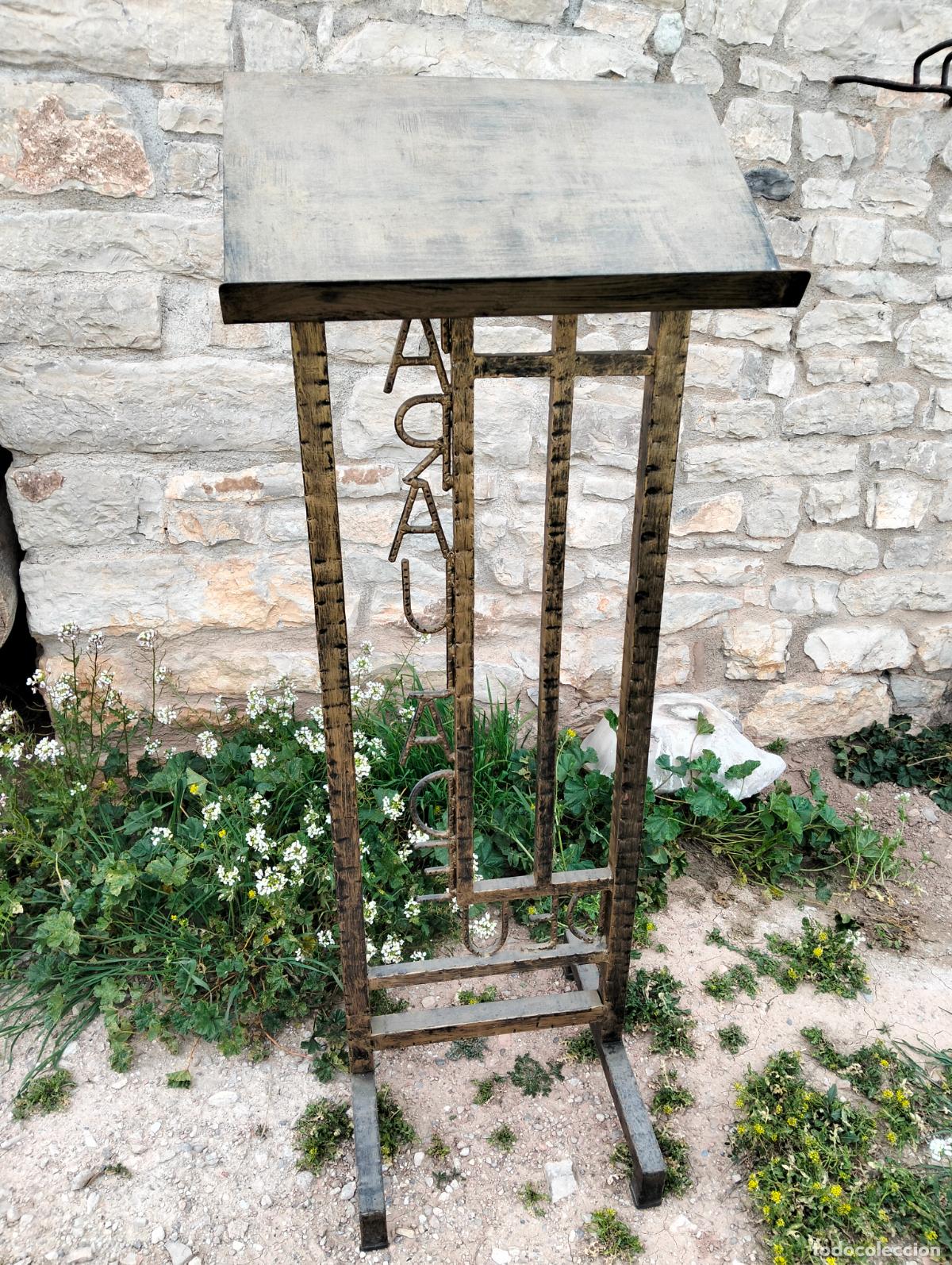 Antig&uuml;edades: Antiguo atril inclinado de iglesia para libro lecturas faristol soporte de hierro Paraula de D&eacute;u