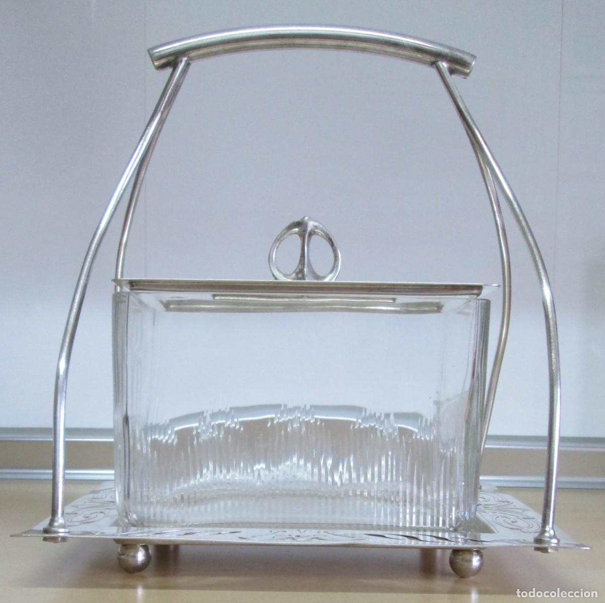 Antig&uuml;edades: Centro de mesa Modernista, en metal plateado, posiblemente ba&ntilde;o de plata, y cristal tallado.