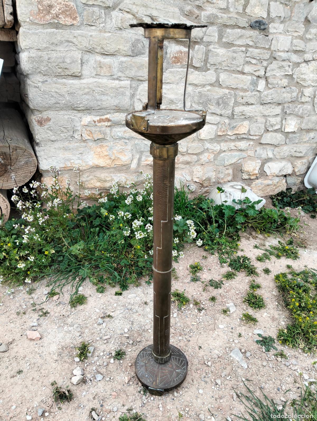 Antig&uuml;edades: Antiguo sujeta-velas soporte enorme de pie para vela cirio pascual de lat&oacute;n trabajado de iglesia