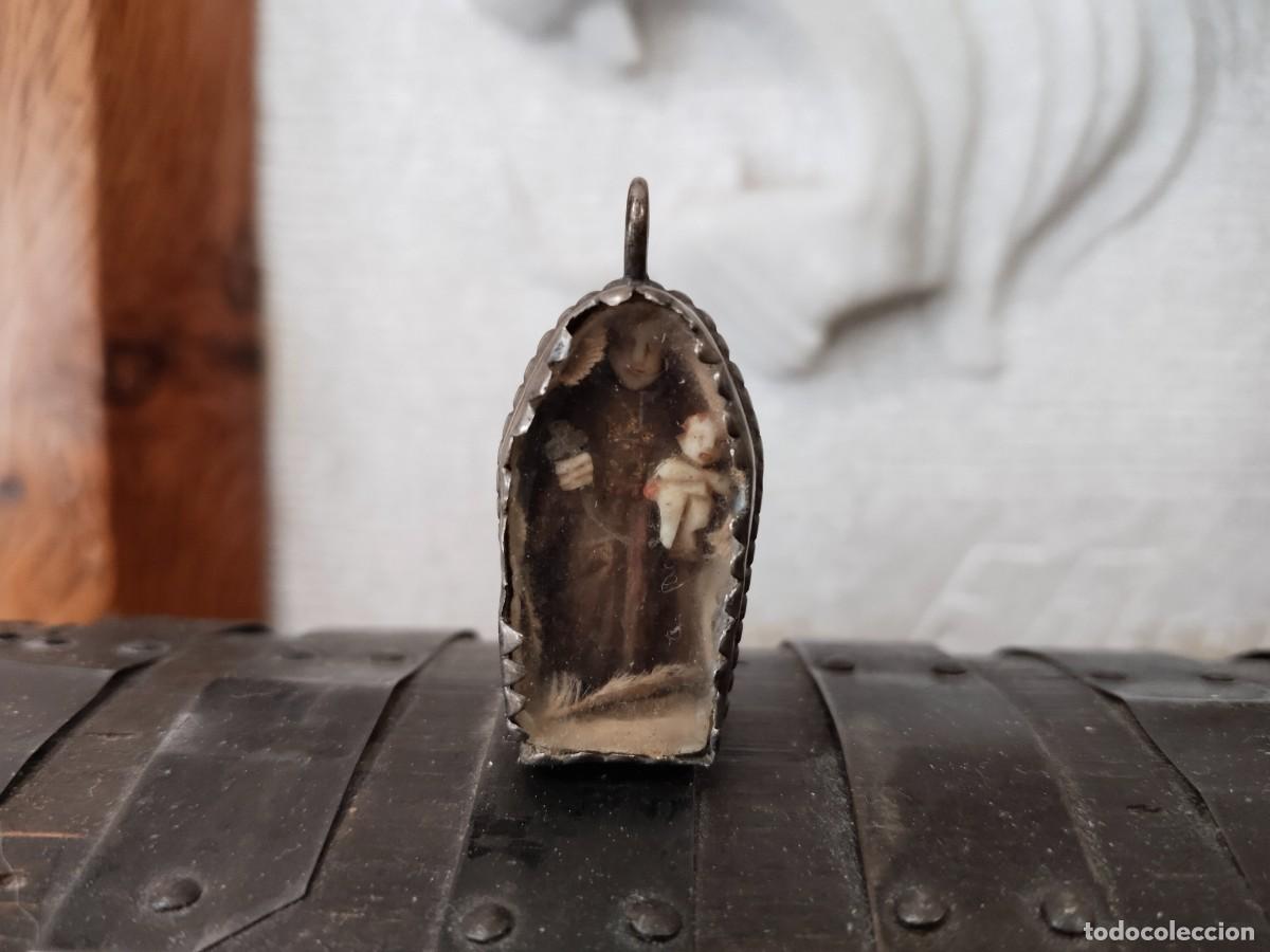 Antig&uuml;edades: Antigua capillita relicario de Santo Antonio. 1,5 x 3,2 cm.