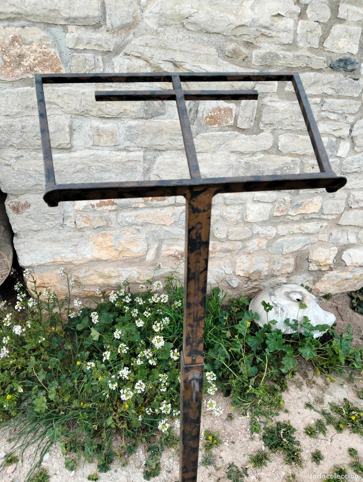 Antig&uuml;edades: Antiguo atril inclinado de iglesia para libro lecturas sagradas faristol soporte de hierro con cruz