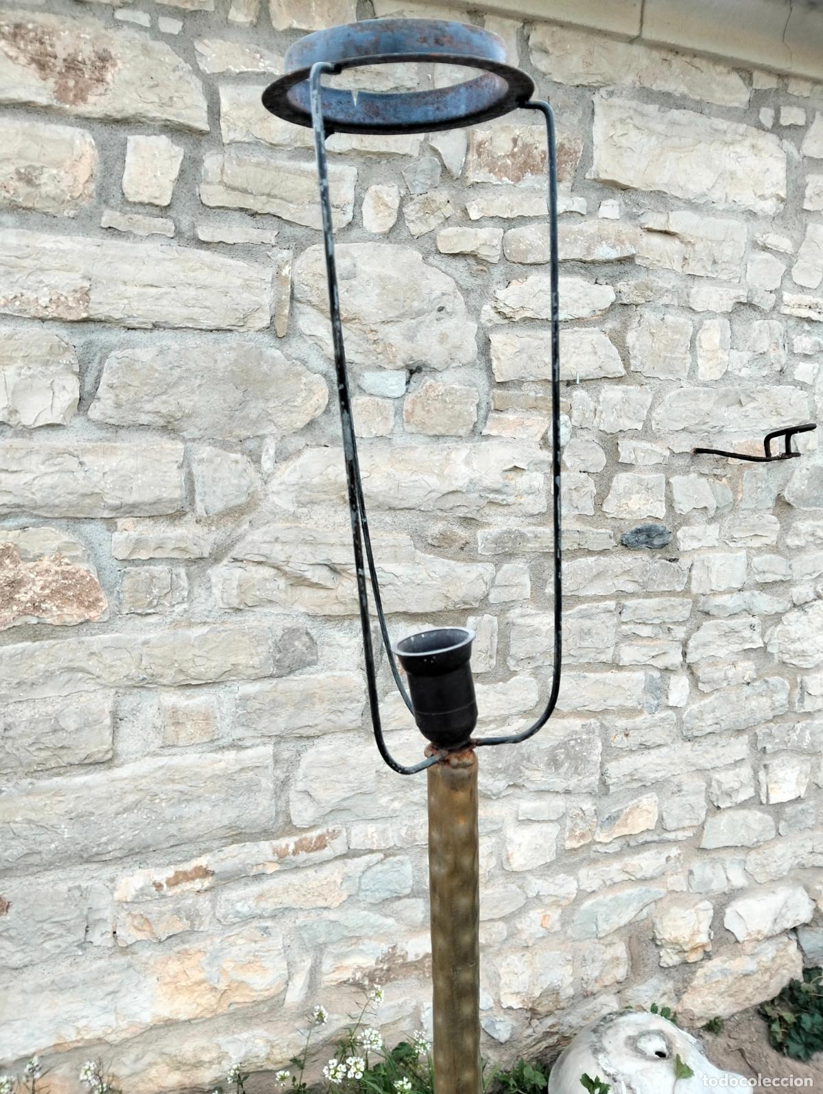 Antig&uuml;edades: L&aacute;mpara de pie antigua soporte de hierro pintada color dorado Mid-Century a&ntilde;os 60