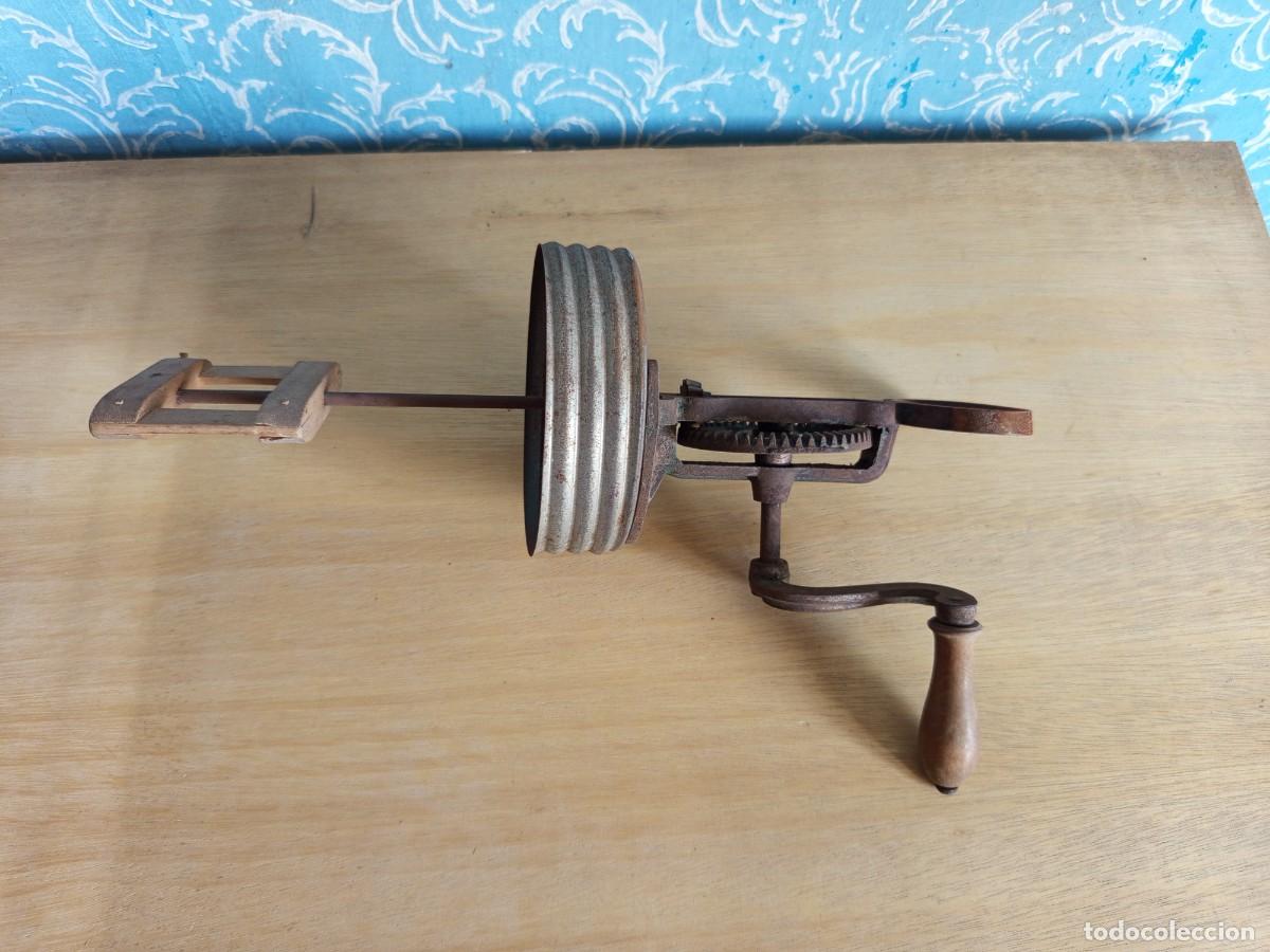 Antig&uuml;edades: Batidora de mano antigua de madera y metal