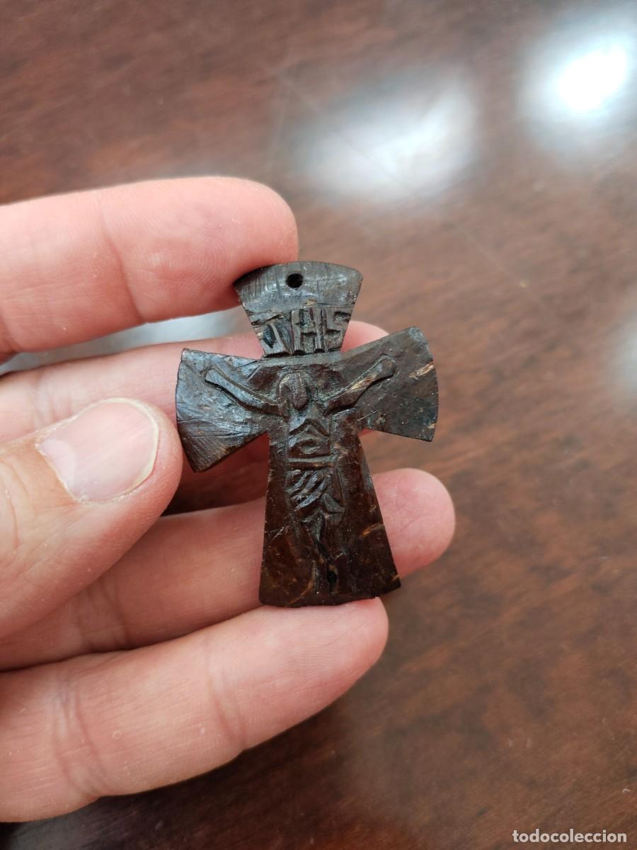 Antig&uuml;edades: Curioso crucifijo en c&aacute;scara de Coco. Ver. - Foto 5