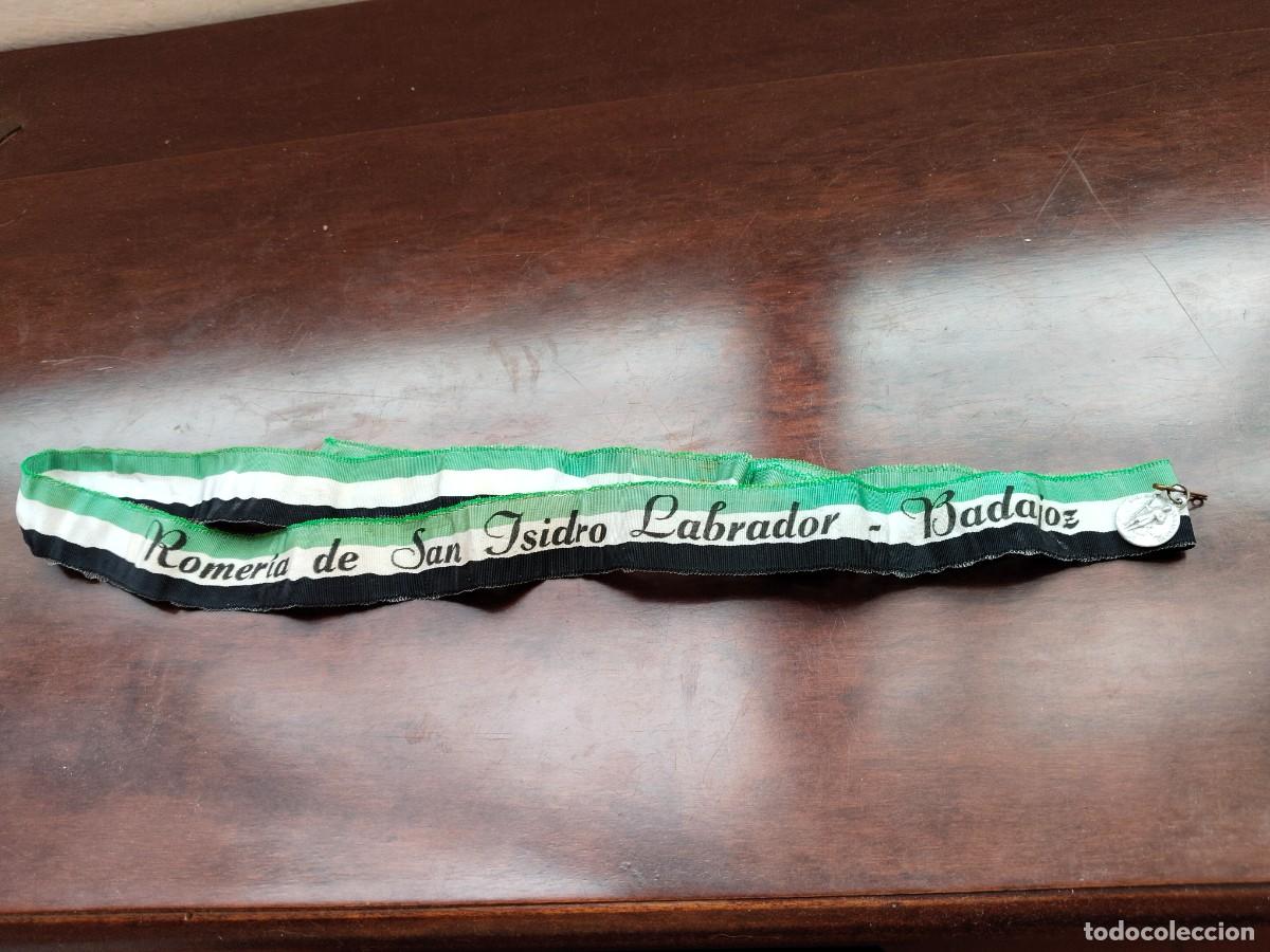 Antig&uuml;edades: Antigua cinta de Extremadura Romer&iacute;a San Isidro Labrador de Badajoz con medalla.