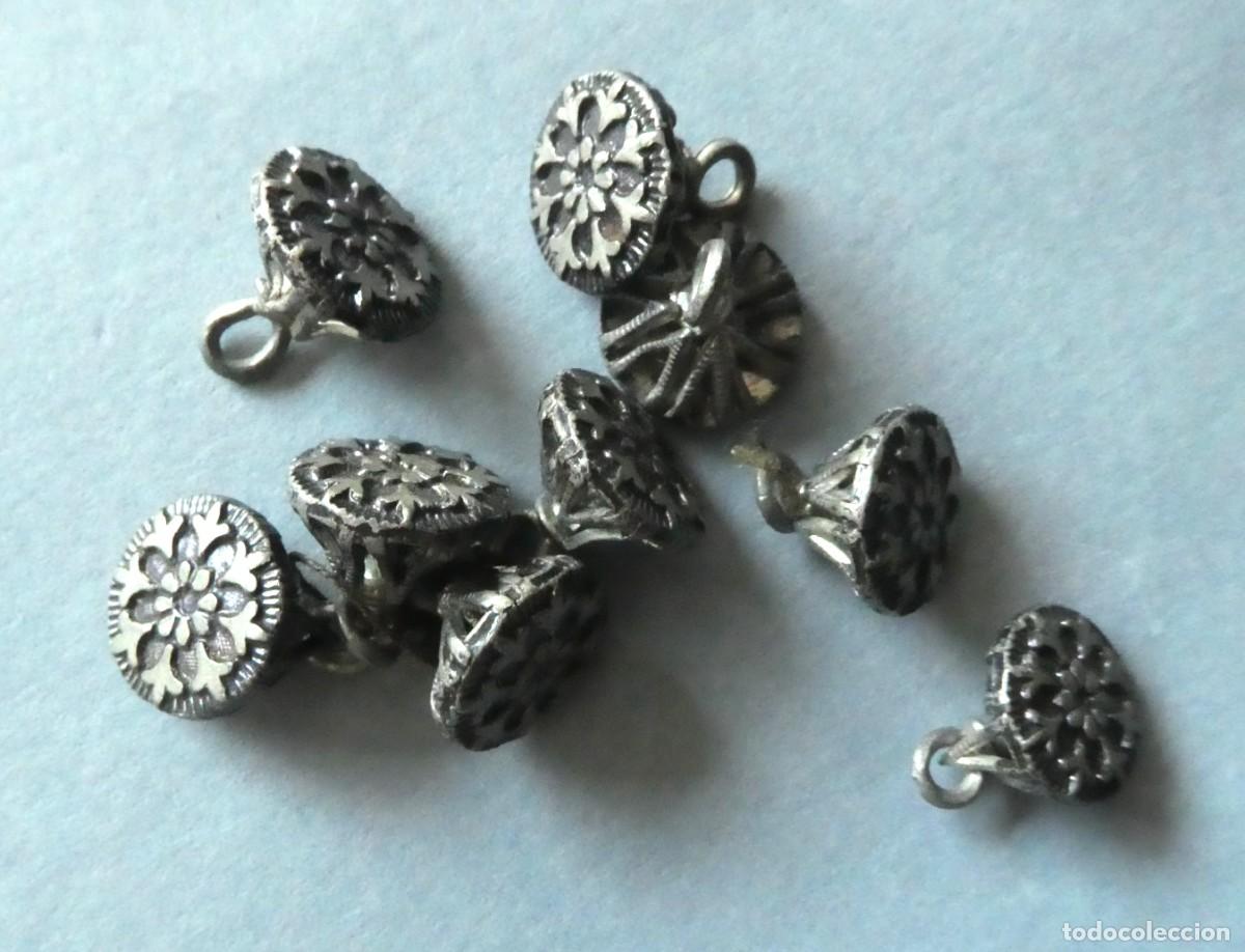 Antig&uuml;edades: OCHO ANTIGUOS BOTONES MET&Aacute;LICOS S-XIX